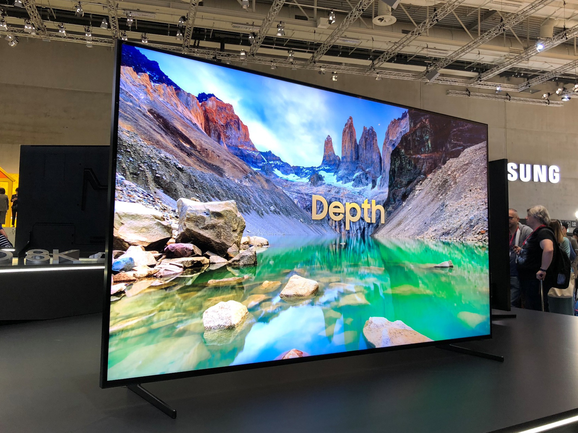 Эльдорадо телевизор 65. Samsung QLED 8k. Телевизор самсунг QLED 85 дюймов. QLED 2018 Samsung. Samsung 100 дюймов 8k.